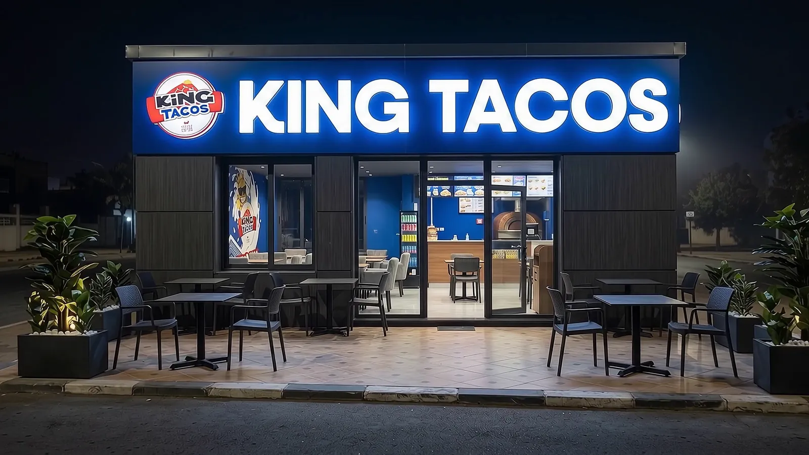La façade bleue et la terrasse de King Tacos Tanger, le soir